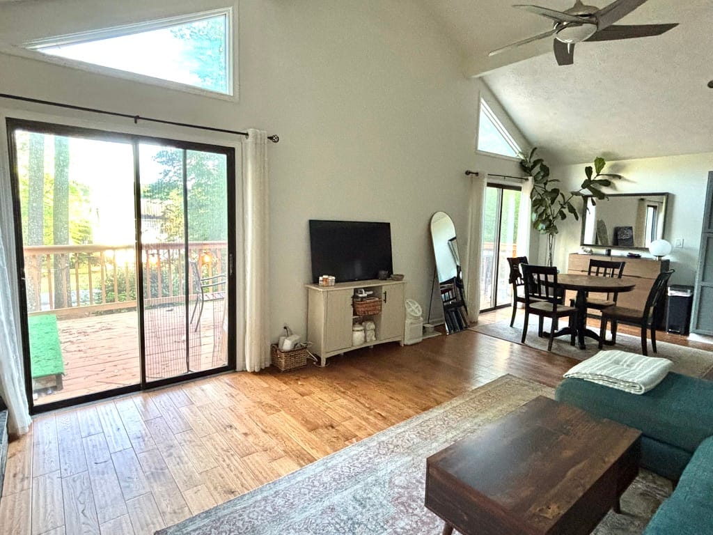 Lake House — 2 Bedroom photo 8
